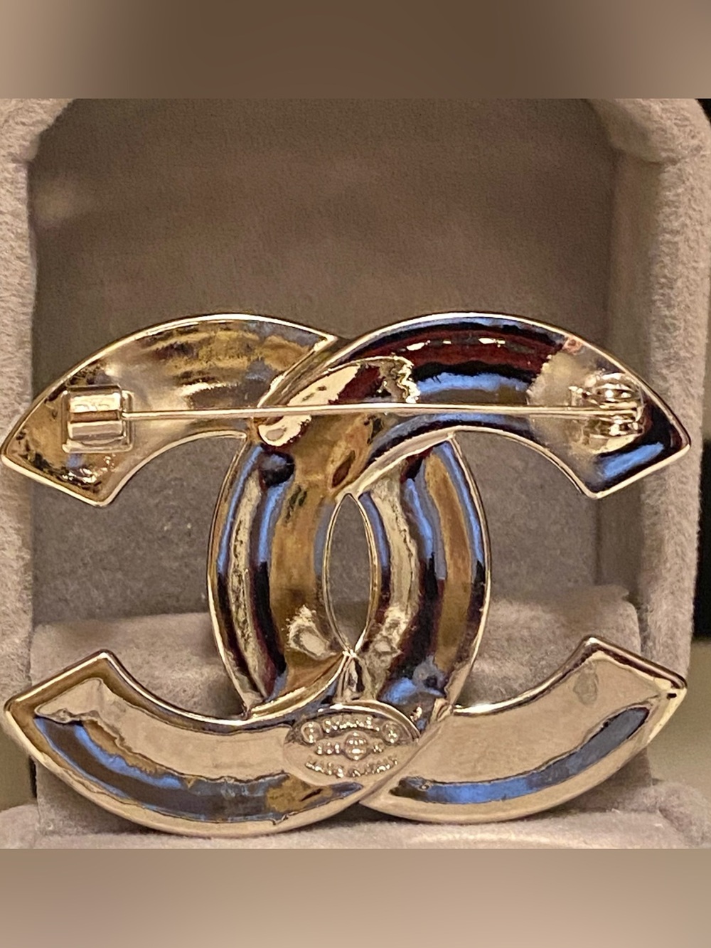 Fashion Jewelry Silver Tone
Crystal Interlocking Logo CC
Luxury Brooch Large - Picture 4 of 5